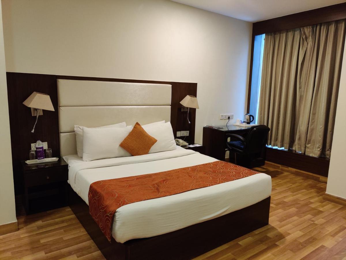 Hotel DS Clarks Inn Gurgaon Exteriör bild